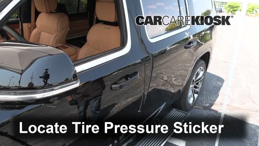 2022 Jeep Grand Wagoneer Series III 6.4L V8 Pneus et roues Vérifier la pression des pneus